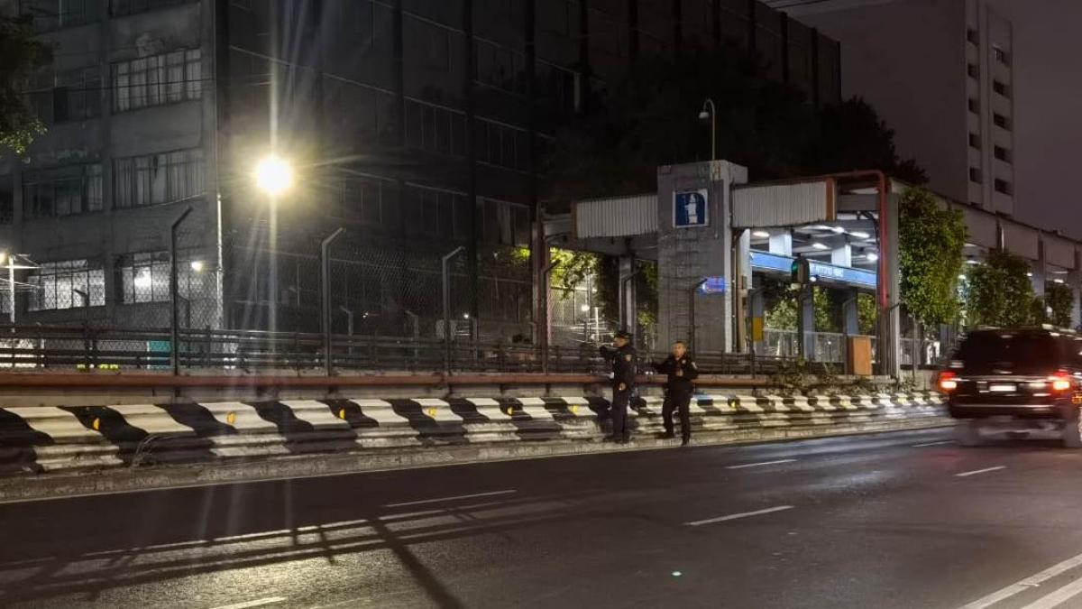 Metro CDMX. Hombre desnudo salta malla y termina en la vías de la estación San Antonio Abad