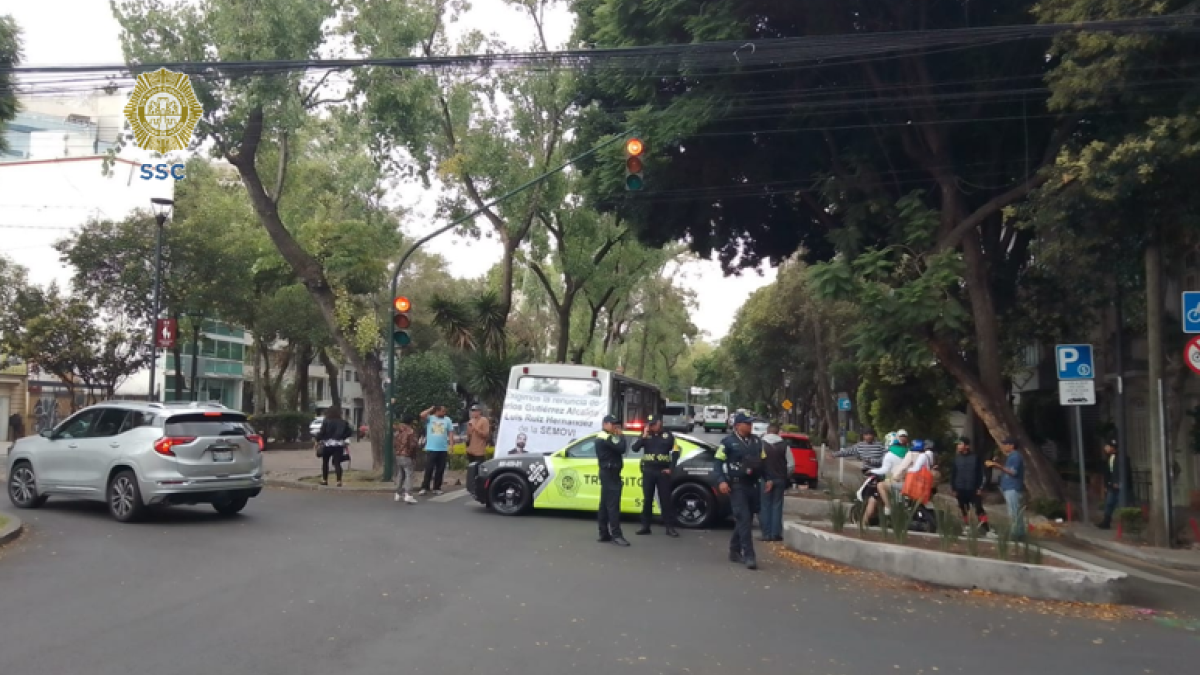 Transportistas bloquean frente a Semovi; piden destitución de un funcionario