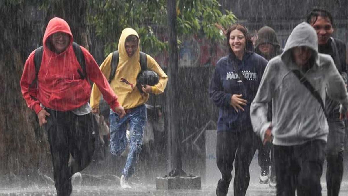 Clima hoy. Depresión Tropical 2-E y huracán 'Adrián' provoca lluvias fuertes en 17 entidades