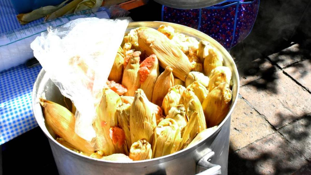 Ni pensar en el atole... 'Gentrifican' los tamales vendiéndolos en más de 200 pesos