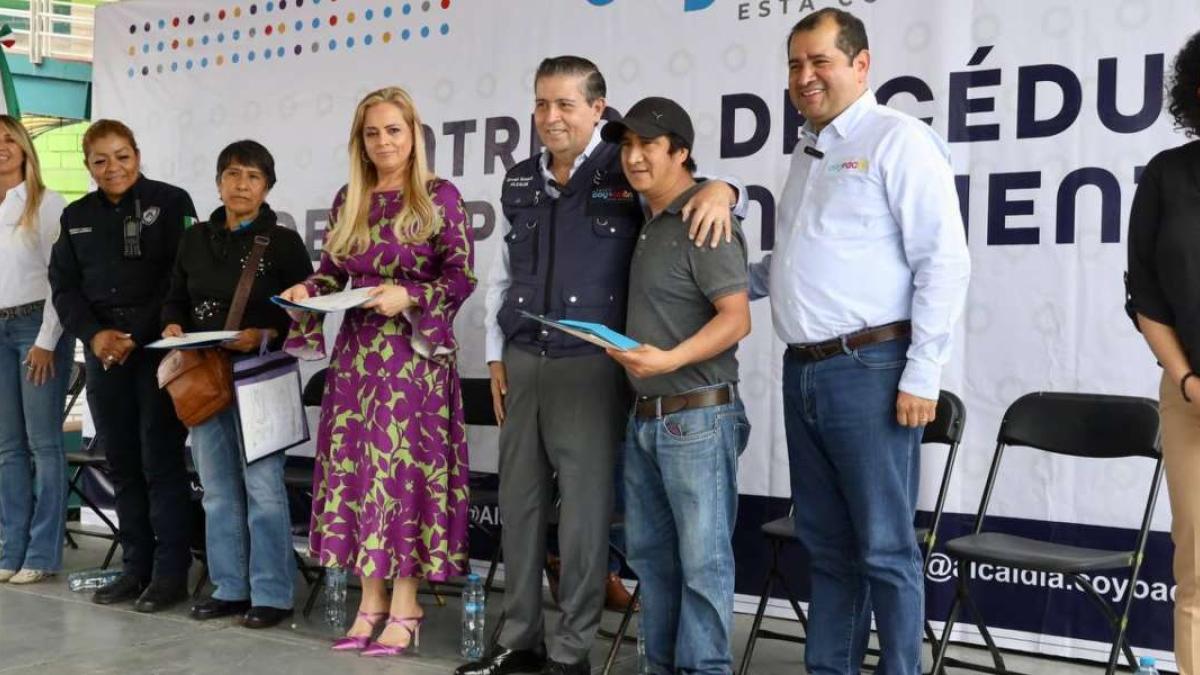 Giovani Gutiérrez entrega 120 cédulas de empadronamiento a locatarios de mercados