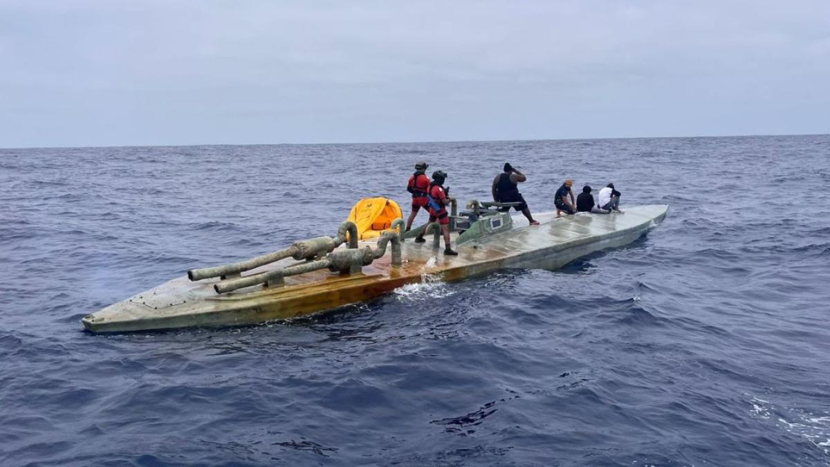 Marina asegura semisumergible con 3.5 toneladas de cocaína en el Océano Pacífico