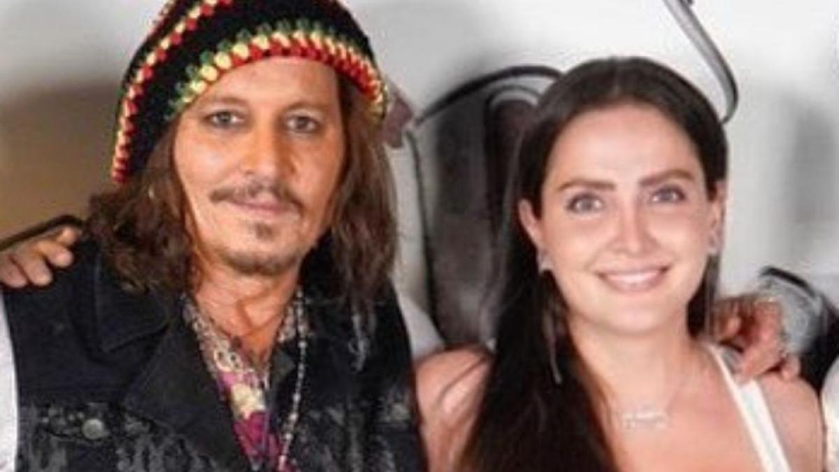 Celia Lora es besada por Johnny Depp y las envidiosas no lo soportan: 'seguro le regaló fotos'