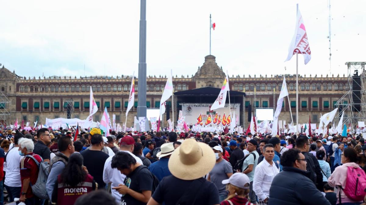 '¡Somos pueblo bueno y sabio!': Miles acompañan a AMLO pero no llenan el Zócalo