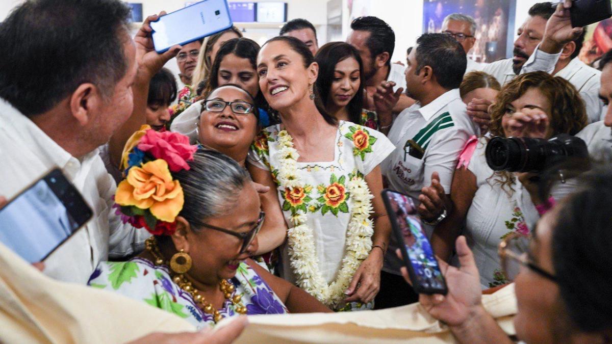 Entre porras y música de banda reciben a Claudia Sheinbaum en Mérida, Yucatán