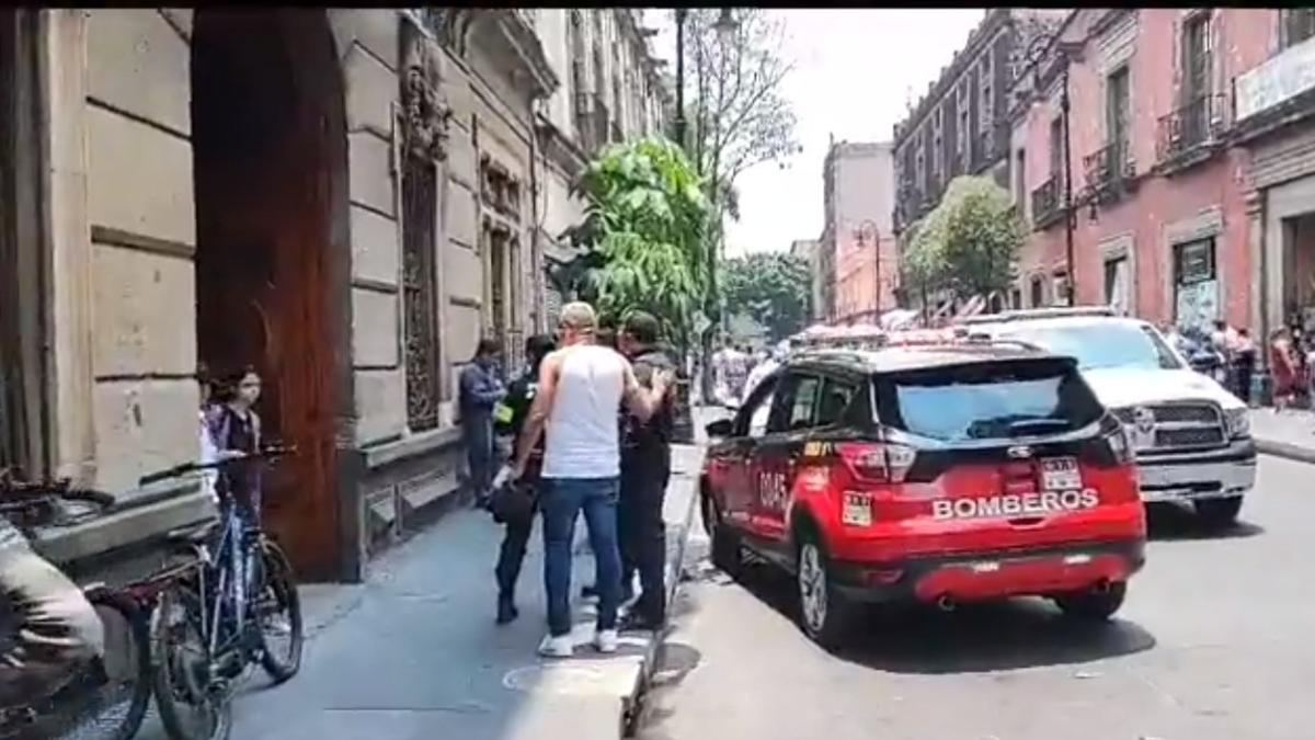 Elevador en edificio de CDMX cae mientras trabajadores daban mantenimiento; hay 1 muerto