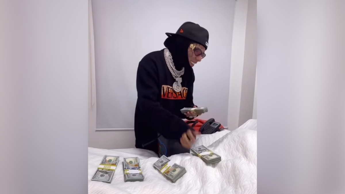 Tekashi69 sorprende a Yailín en el hospital con fajos de billetes y un costos reloj