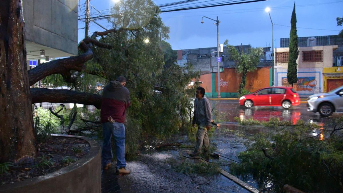 Activan Alerta Púrpura por lluvias en Azcapotzalco; hay fuertes granizadas e inundaciones