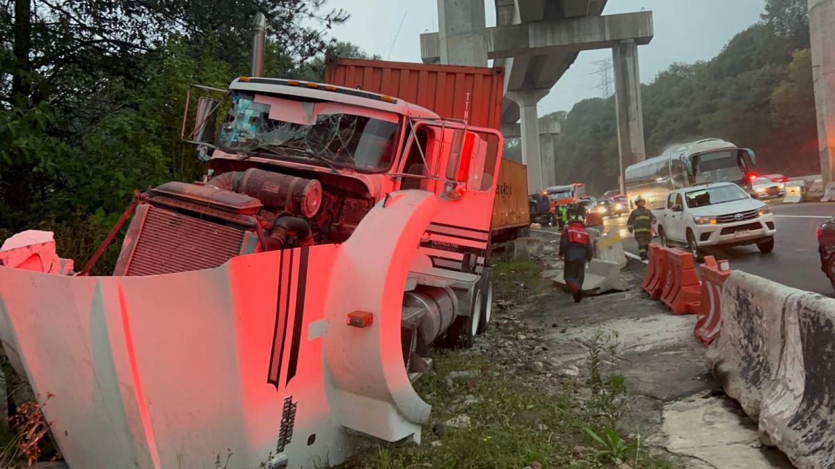 Tráiler se queda sin frenos y arrolla a autos en la autopista México-Toluca