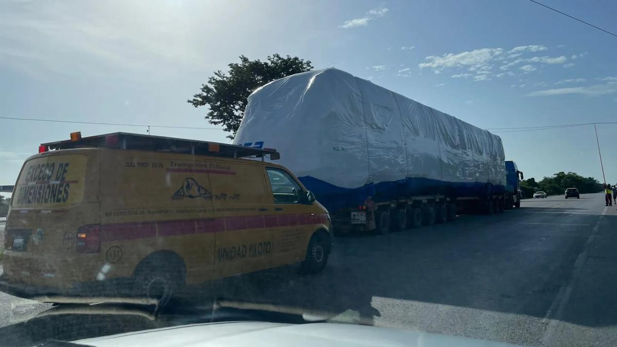 Primer vagón del Tren Maya llega a Cancún; gobierno y pobladores celebran