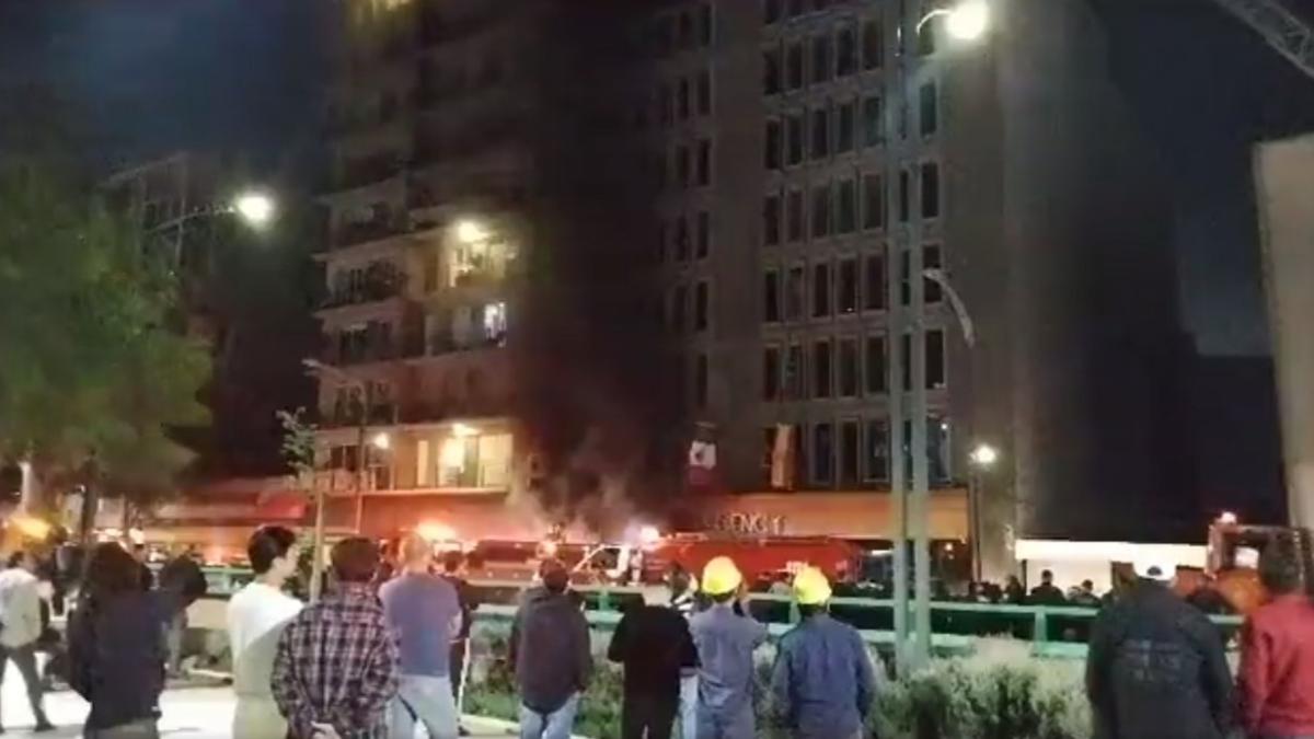 VIDEO. Se incendia hotel en la Roma; rescatan a 60 huéspedes atrapados