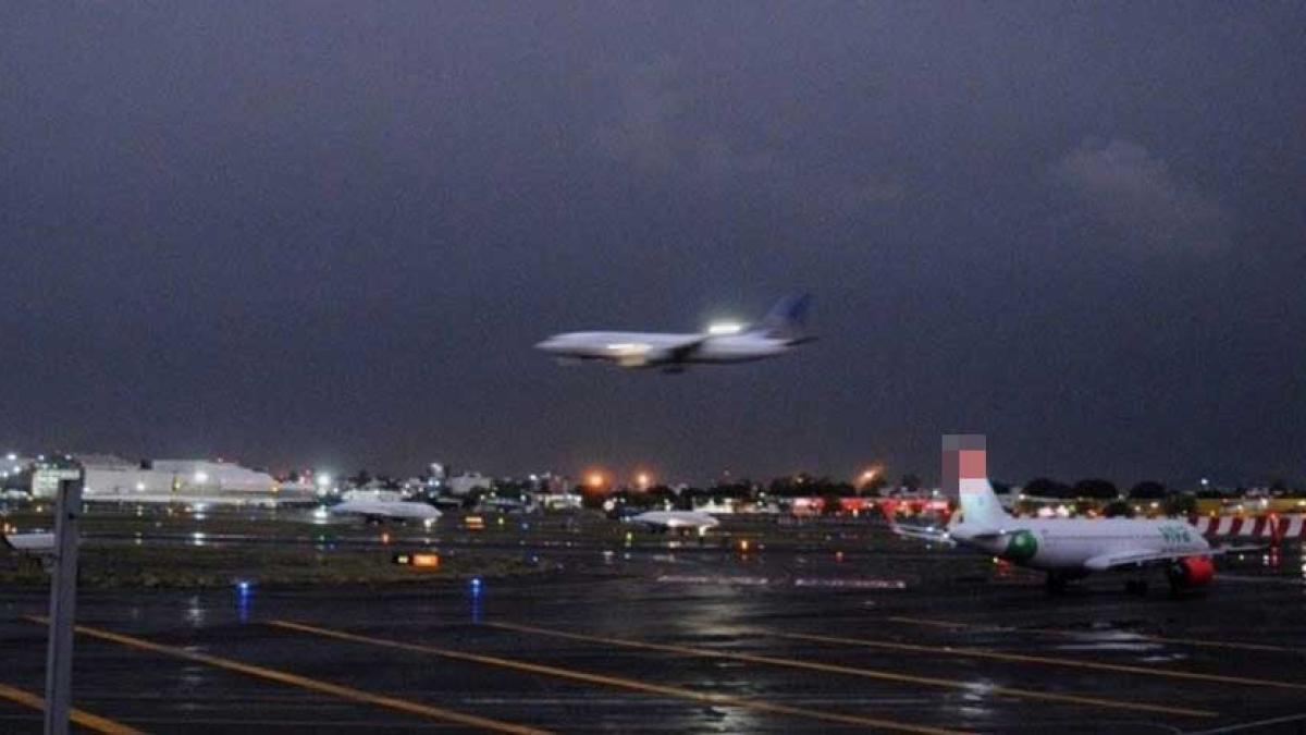 Cierran pista en AICM por lluvia; 'algunas operaciones afectadas', reporta Aeroméxico