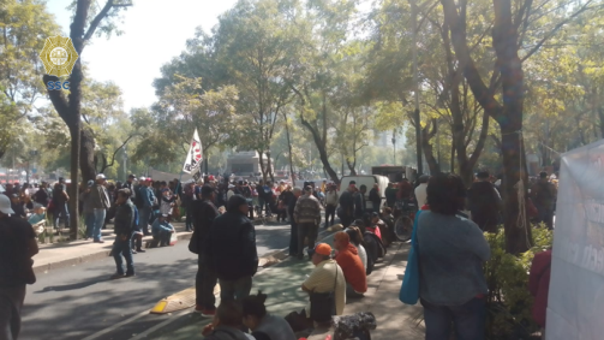 Paseo de la Reforma registra cierres por presencia de manifestantes electricistas; Metrobús suspende servicio