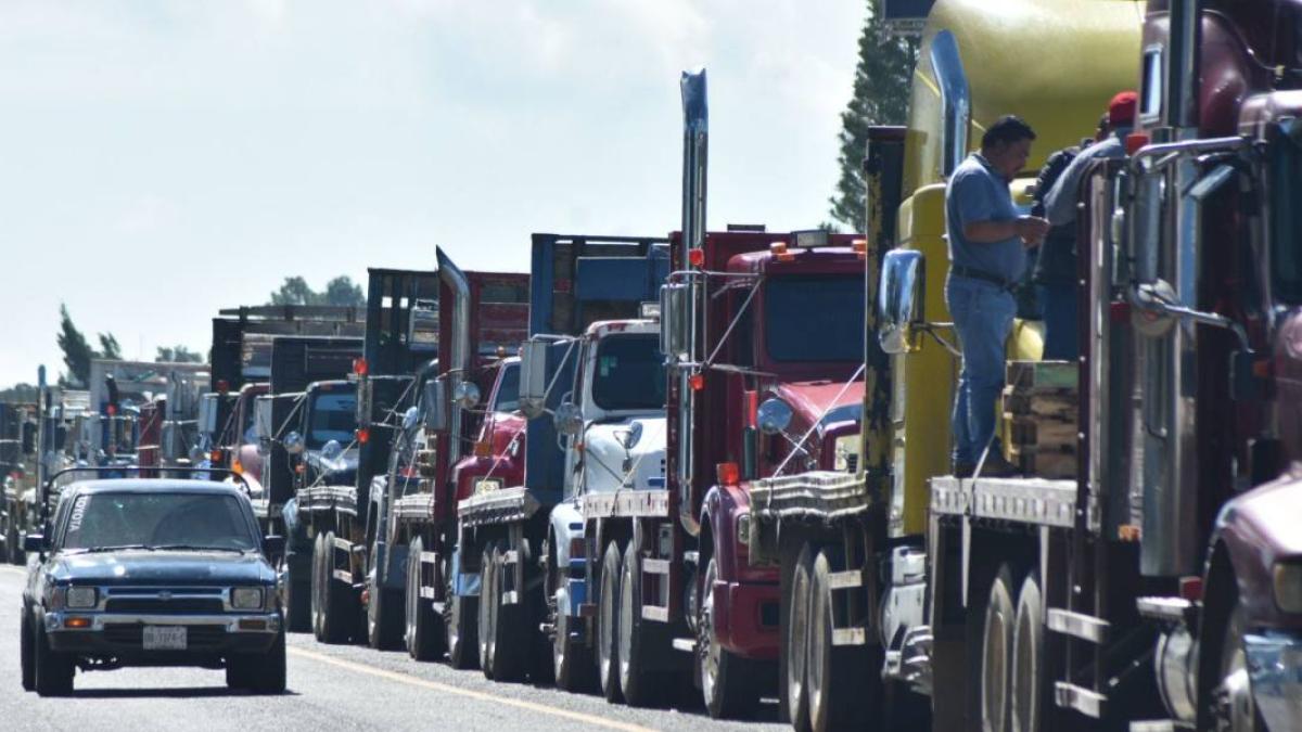 Transportistas amagan con paro por medida fiscal e inseguridad