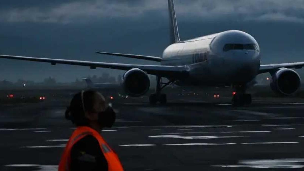 Aerolíneas interrumpieron despegues y aterrizajes en AICM por tormenta eléctrica, lluvia y rachas de viento