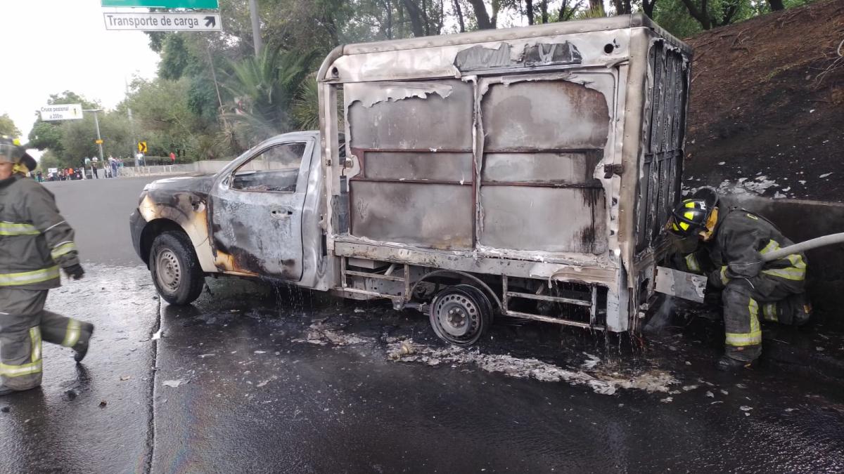 VIDEO. Camioneta se incendia en Insurgentes; equipos de emergencia acuden para brindar apoyo