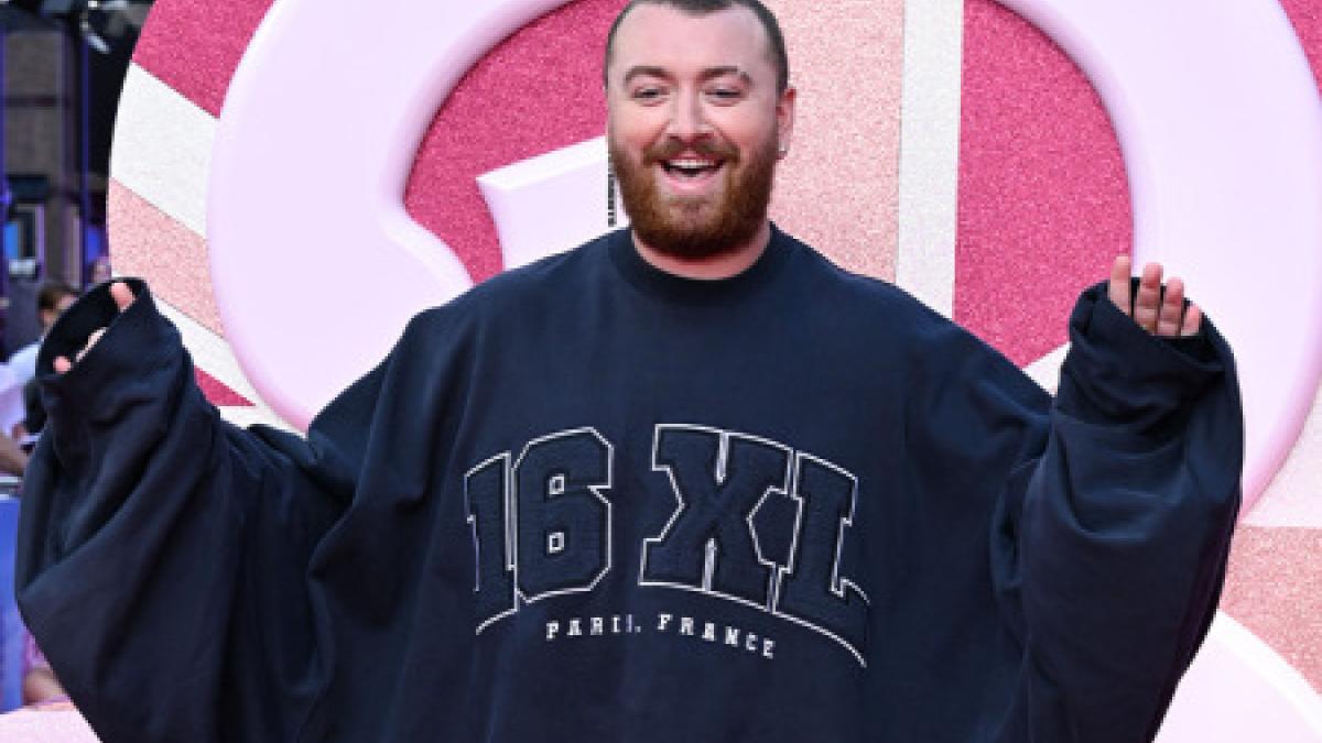 FOTOS | Sam Smith y el desfachatado look oversize que usó en la premier de Barbie en Europa