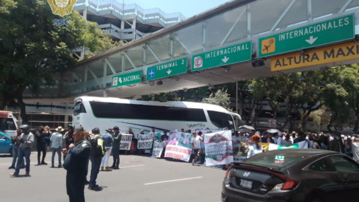 Manifestantes a favor de las corridas de toros y peleas de gallos, bloquean Terminal 1 del AICM