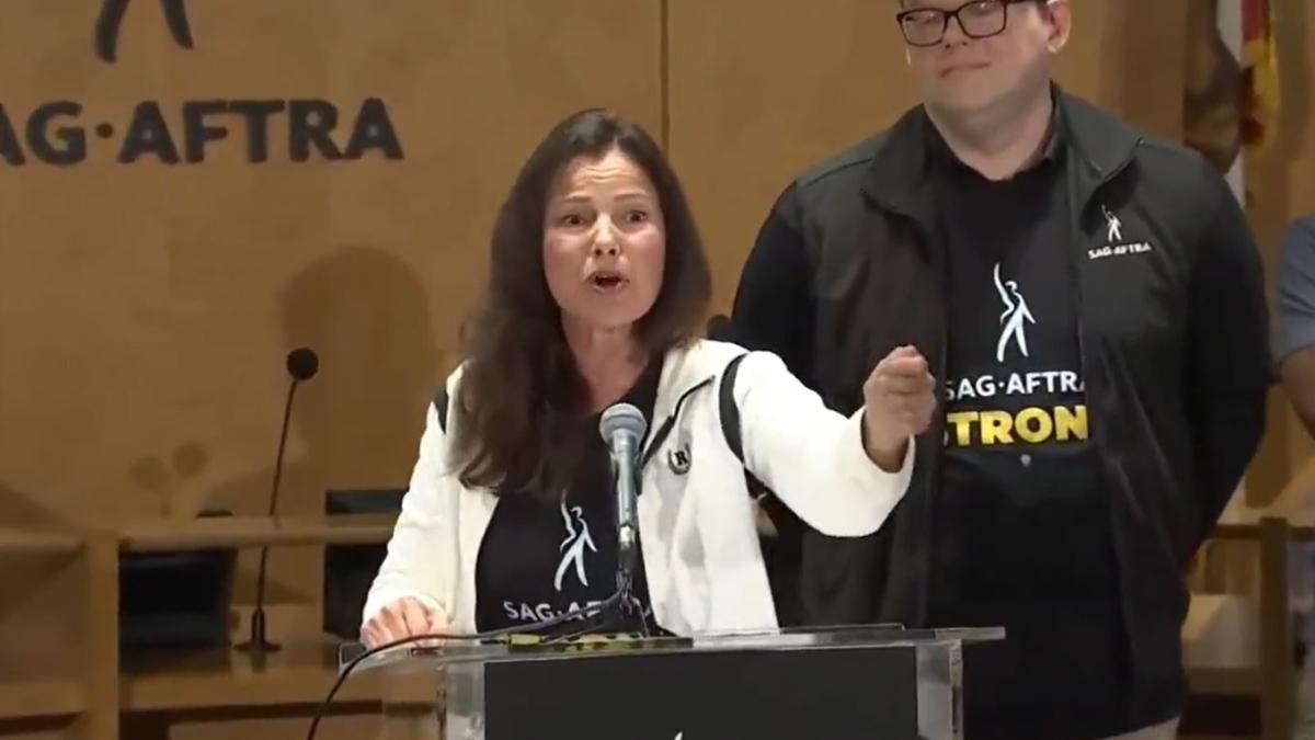 El poderoso discurso de Fran Drescher con el que anunció la huelga de actores de Hollywood