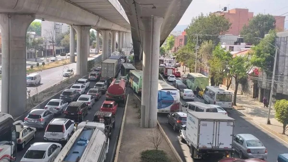 Manifestantes cierran salida a la México-Cuernavaca para exigir detención de presunto homicida