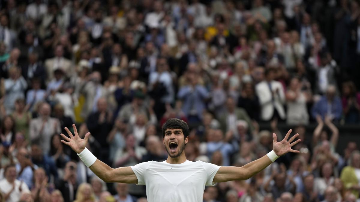 Wimbledon: Carlos Alcaraz avanza a la final y se cita con Novak Djokovic por el título y el número uno del mundo