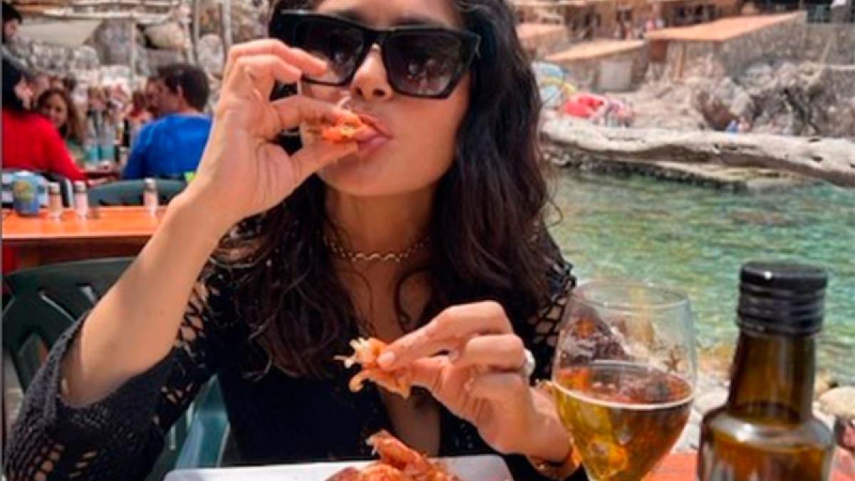 Salma Hayek da una cátedra de cómo comer cabeza de camarón ¿Por qué consumirlas puede ser tóxico?