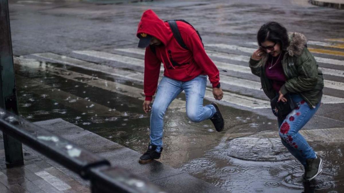 Lluvia cae en CDMX y Metro presenta avance lento