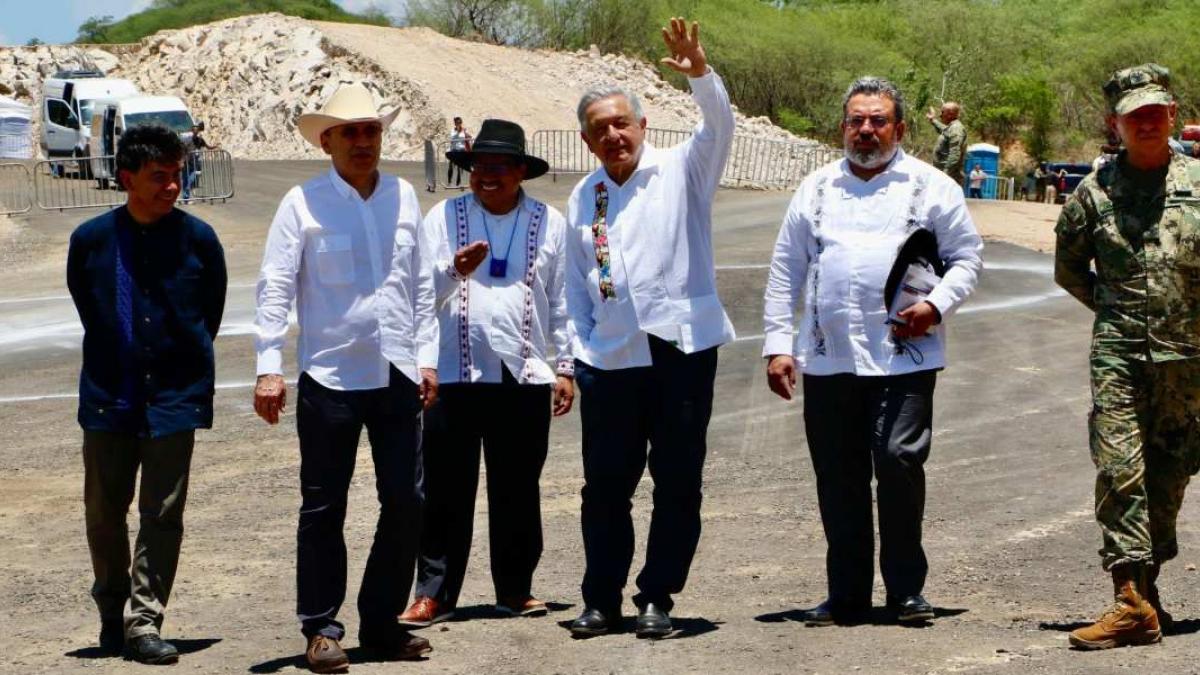 AMLO supervisa realización de caminos rurales en Sonora y Chihuahua