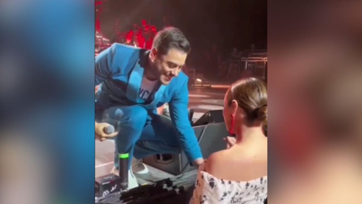 Carlos Rivera canta 'Te esperaba' a Cynthia Rodríguez y a su bebé; la conductora rompe en llanto