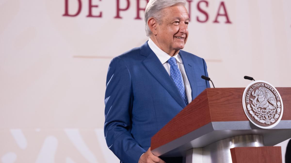 Peso 'fortachón' gracias a remesas, gobernabilidad y finanzas sanas, dice AMLO