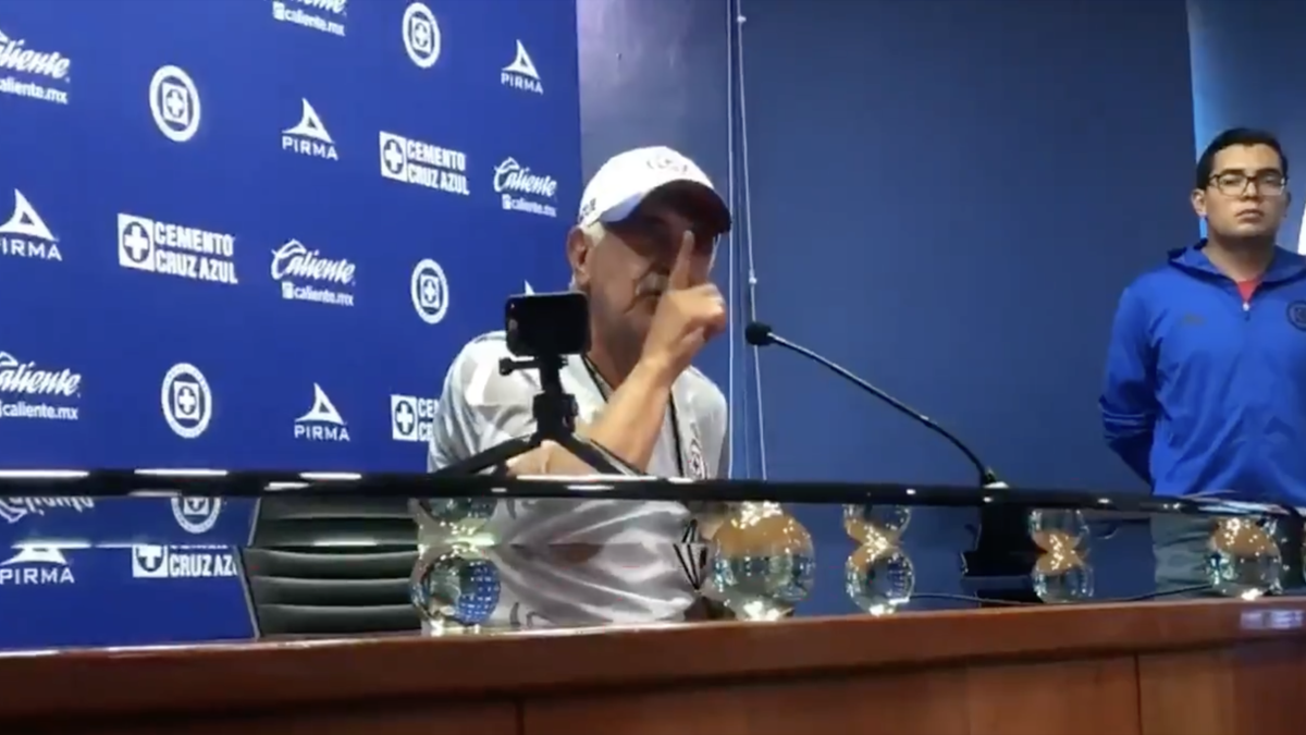 Cruz Azul: Ricardo Ferretti le grita fuertemente a reportero por difamarlo y hasta lo amenaza con demandarlo (Video)