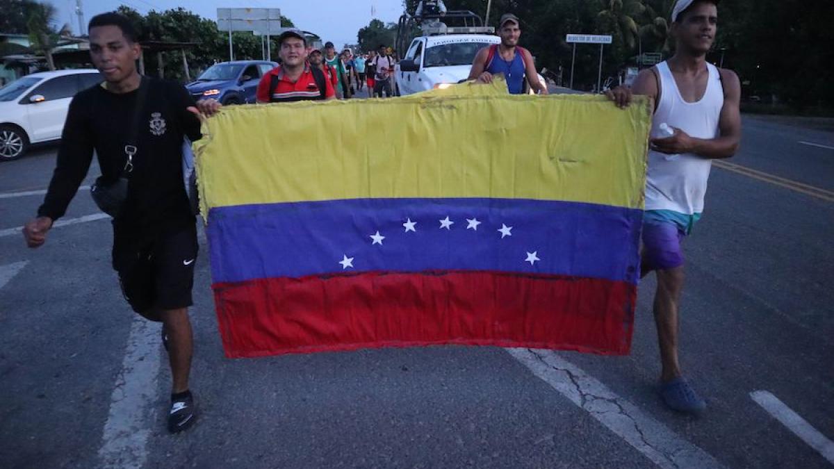 Polleros sedan a niños migrantes, dice médico