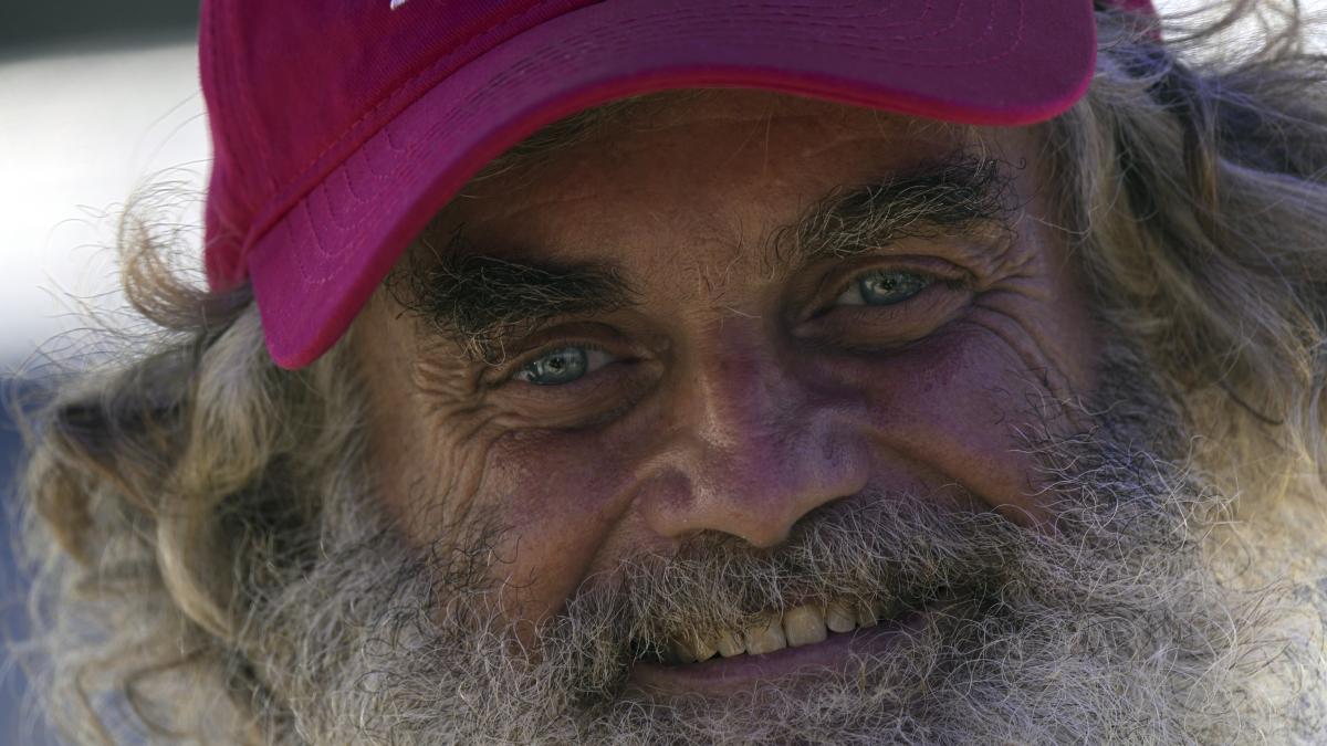 Lanzarse al océano, naufragar y seguir amando el mar: los meses a la deriva de un hombre y su perra