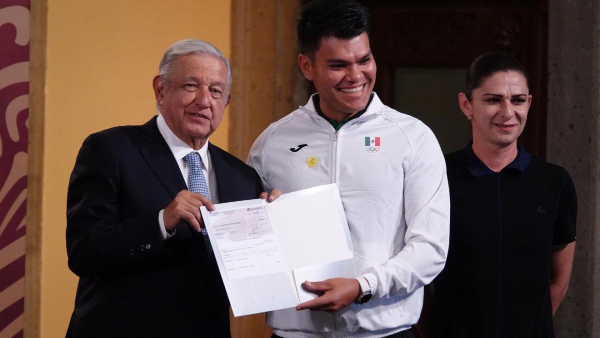 VIDEO. AMLO premia a deportistas ganadores en Juegos Centroamericanos