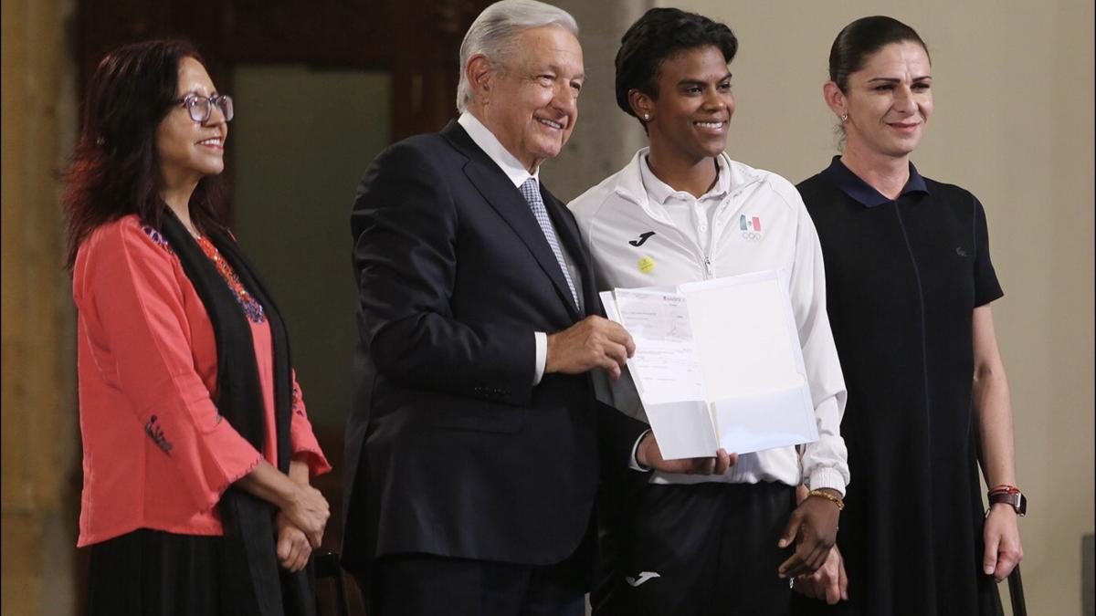 AMLO entrega estímulos a medallistas de los JCC San Salvador 2023