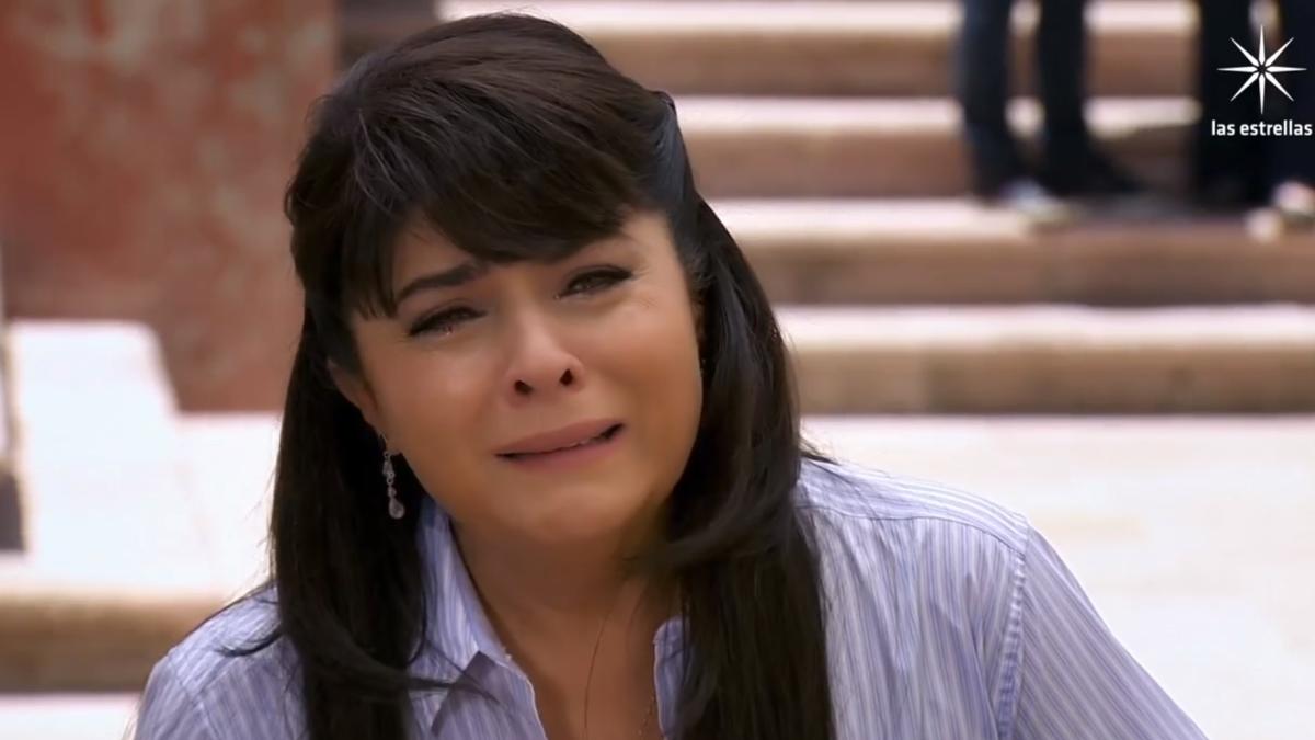 Victoria Ruffo alarma con su estado de salud al aparecer en silla de ruedas ¿Qué le pasó?