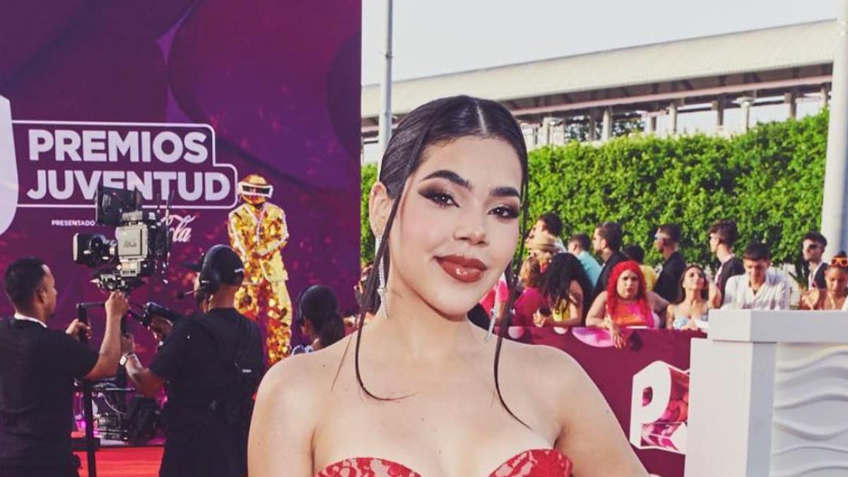 Con este espectacular vestido llegó Kenia Os a los Premios Juventud 2023 | FOTOS