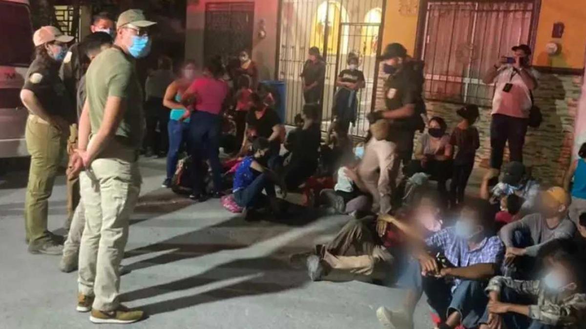 Rescatan a 116 migrantes hacinados en un autobús en Sonora