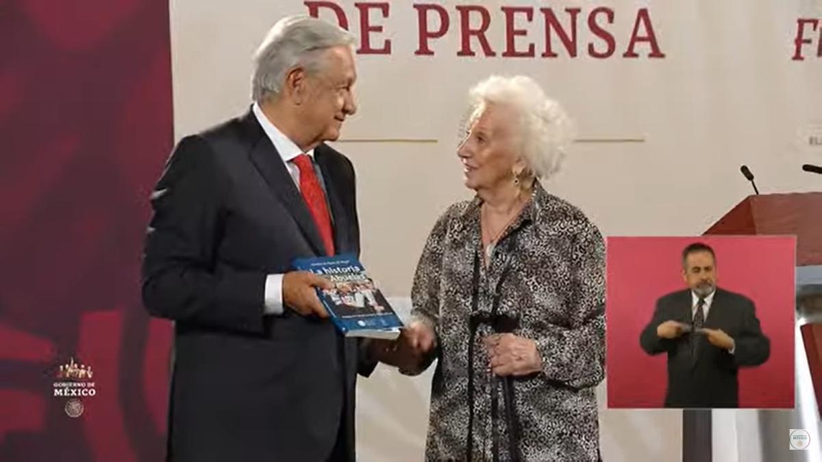 Líder de las Abuelas de la Plaza de Mayo acude a inicio de la mañanera con AMLO