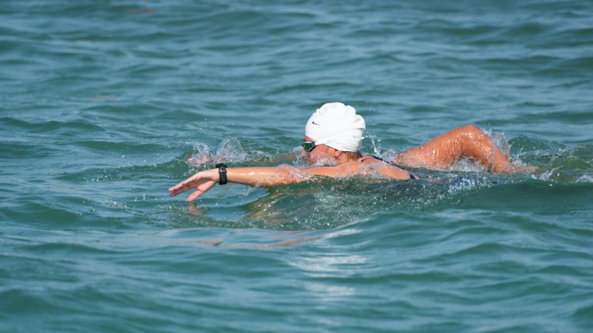 Paty Guerra, a los 51 años, rompe récord mundial en cruce del Estrecho de Gibraltar