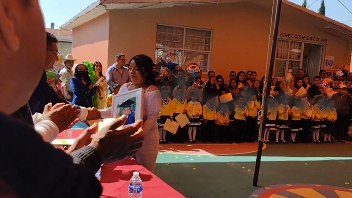 VIDEO| "Felicidades hasta el cielo": mamá lleva foto de su hijo que murió a su graduación