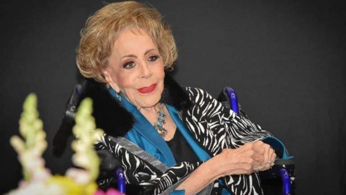 ¿Cuántos años tiene Silvia Pinal y a qué edad comenzó su carrera?