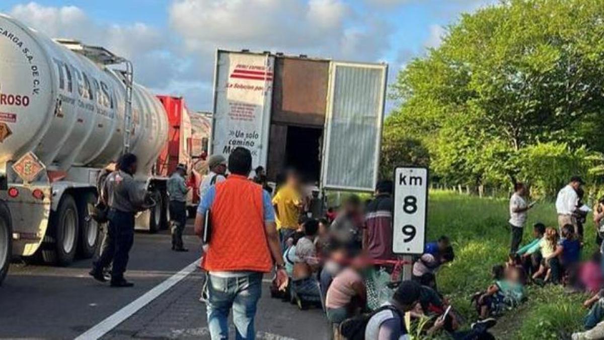 Aseguran a más de 250 migrantes que fueron abandonados en tráileres en Veracruz