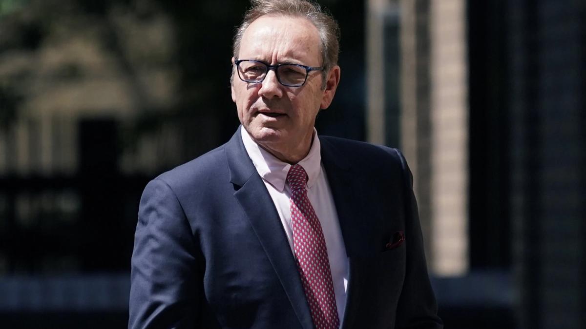 Absuelven a Kevin Spacey de abuso sexual contra 4 hombres; llora al escuchar veredicto