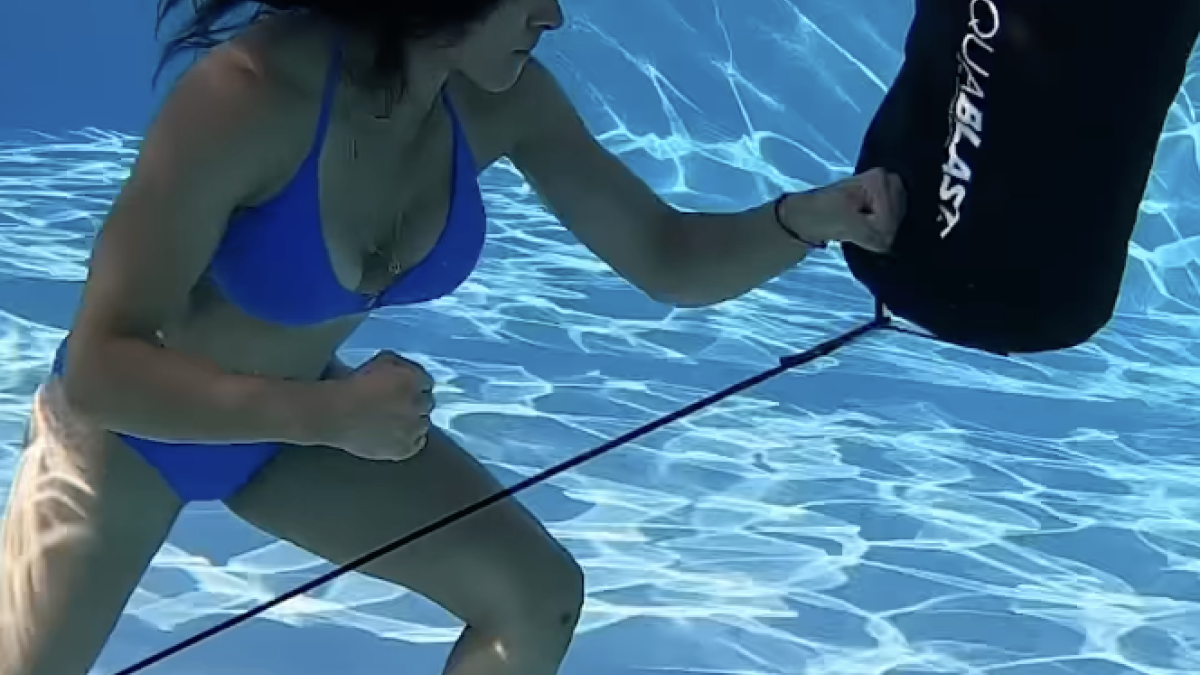 OnlyFans: Lucero 'Loba' Acosta entrena con sensual bikini bajo el agua y se hace viral (VIDEO)