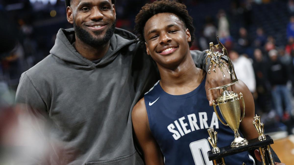 Hijo de LeBron, dado de alta tras paro cardiaco