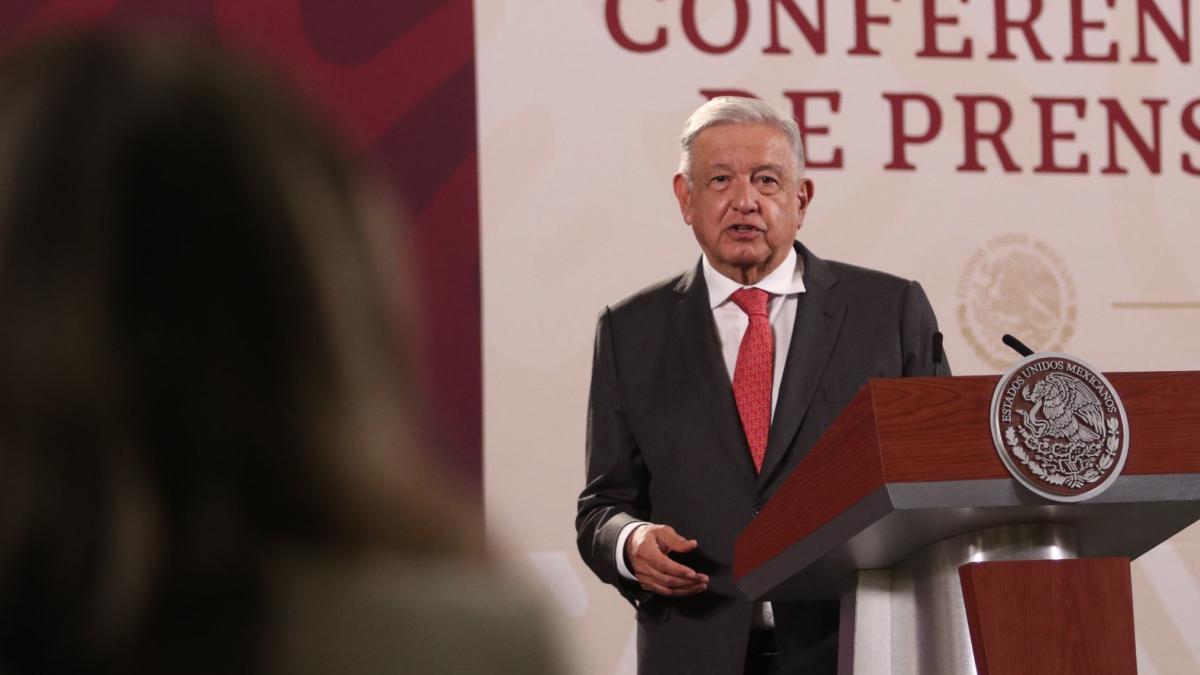 Sí colaboran en caso: AMLO defiende a Sedena y Marina de acusación del GIEI