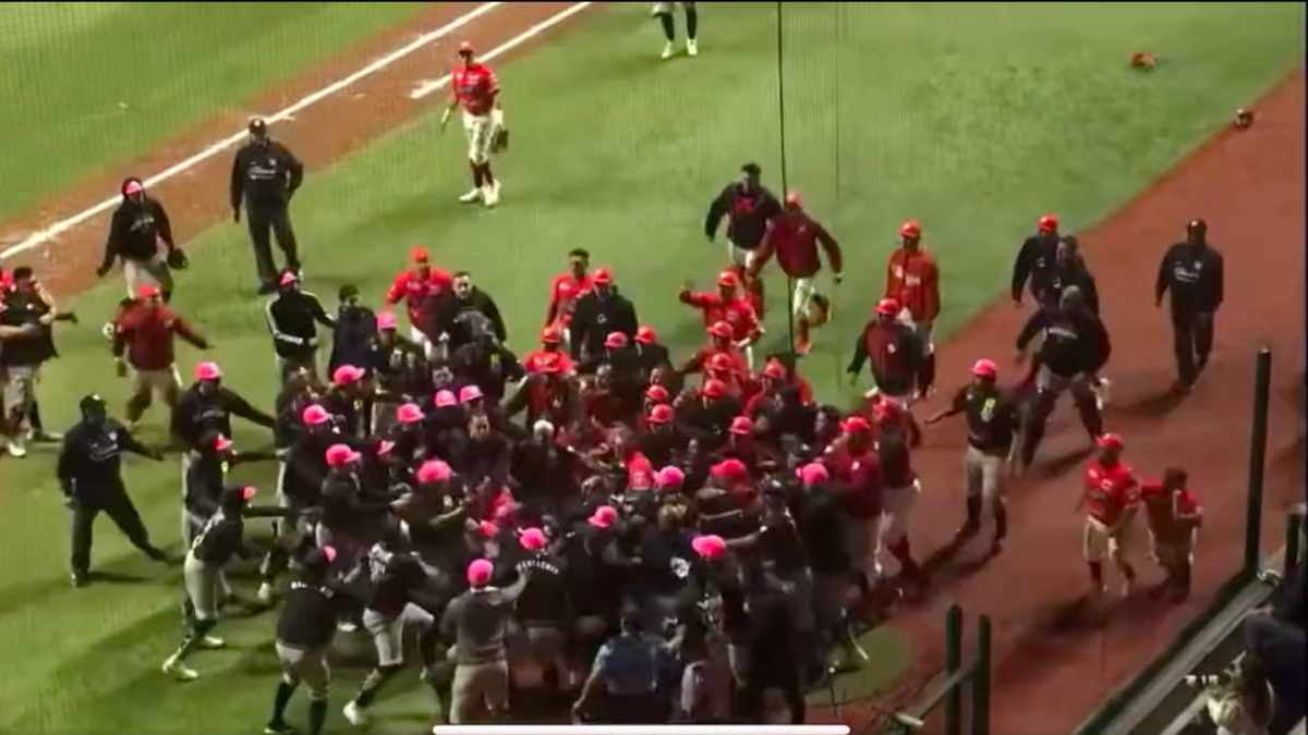 Video: Diablos Rojos del México y Mariachis de Guadalajara protagonizan terrible pelea en pleno partido