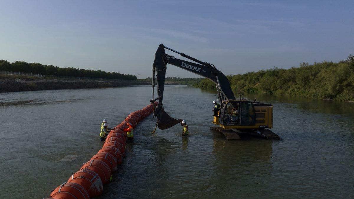 Celebra SRE orden a Texas para retirar boyas que forman 'muro flotante' en la frontera con México