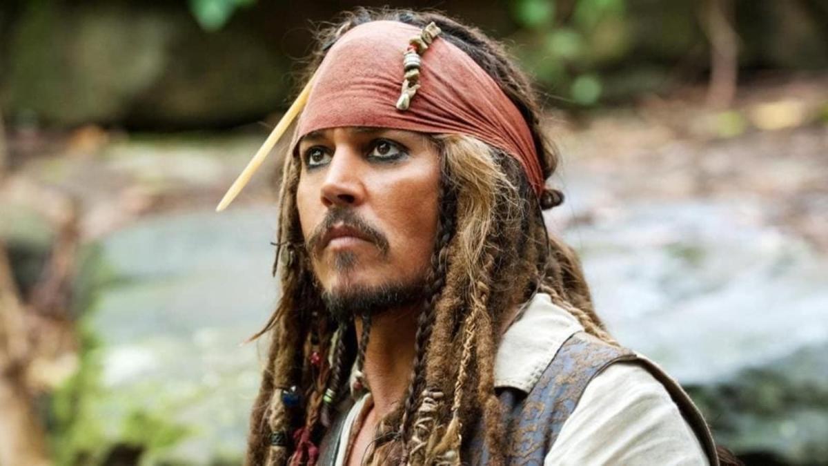 Johnny Depp reaparece con bastón y deteriorado tras su desmayo (VIDEO)